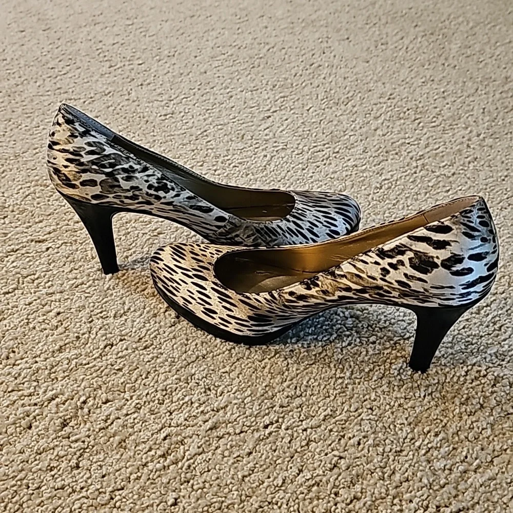 AK Anne Klein Black and Cream Size 7.5 - Picture 3 of 4